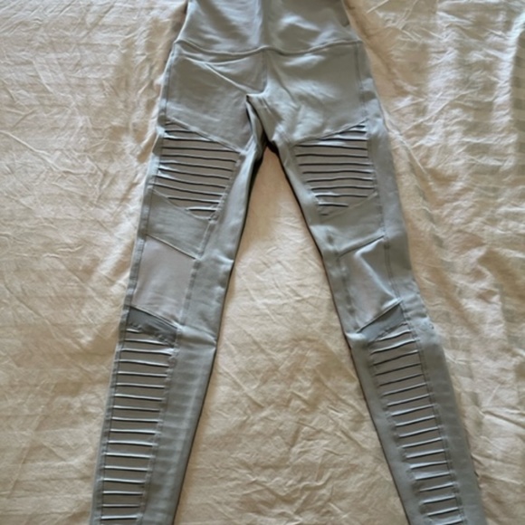 ALO YOGA XS HIGH WAIST MOTO LEGGING YOGA PANTS ALLOY LIGHT GREY SILVER $118 - Picture 4 of 6